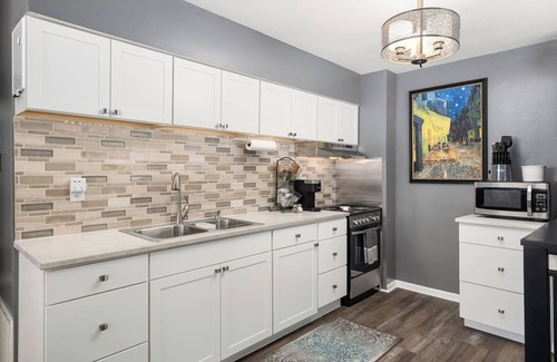 Bartonville House | A Post-Impressionist's Muse: 2BD close to PIA