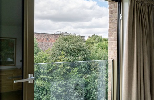 York Apartment | A premium stay that sleeps 6 guests in 3 bedrooms