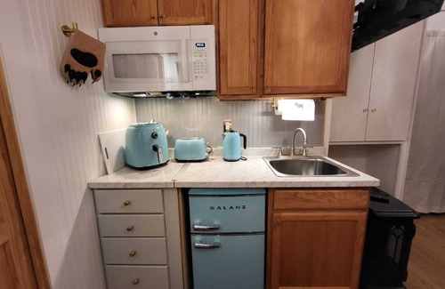 College Apartment | A Private City, Cabin-feel Studio for 1 Person
