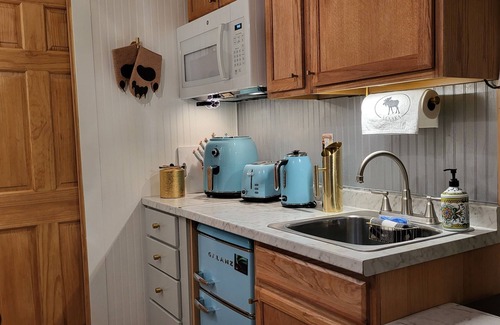 College Apartment | A Private City, Cabin-feel Studio for 1 Person