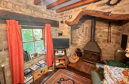 Worton Cottage | A quirky restoration, sleeps 4 people & a dog WiFi, numerous walks from the door & a pub nearby!