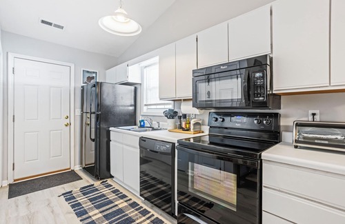 Myrtle Grove House | A Real Southern Charm- Dog Friendly- less than 3 miles to Carolina Beach