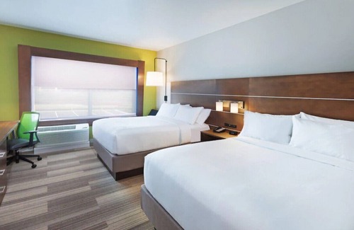 Chanute House | A Relaxing and Fun Escape! Perfect for Family