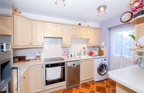 Thamesmead House | A Riverside Paradise in The City w Garden - A 2 Bed Home in London Sleeps 4!