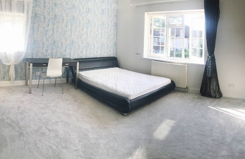 Whitton House | A room in a beautiful house 0.8M from Twickenham stadium easy transportation