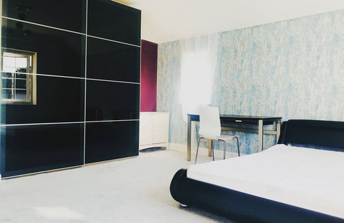 Whitton House | A room in a beautiful house 0.8M from Twickenham stadium easy transportation