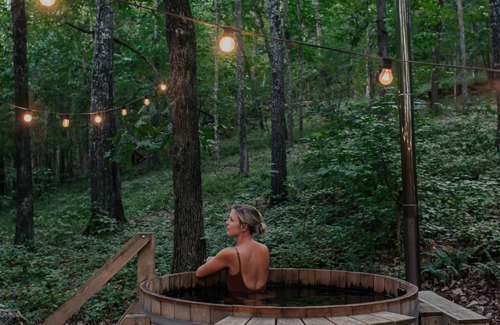 Silver Creek Cottage | A secluded haven on 5,000 acres in NW Georgia, just 45 minutes from Atlanta and Chattanooga, and a quick 10-minute drive to downtown Rome. Explore private trails along the Etowah river, bask in wildlife, and gaze at mesmerizing stars. Your perfect es