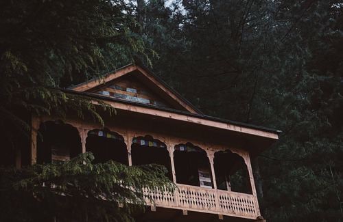 Manali Cottage | A secluded Private Castle with the Balcony of Dreams in the middle of a forest!