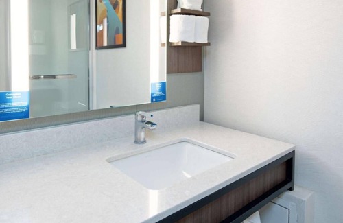 Albuquerque Hotel | A Slice of Paradise! Indoor Pool, Pets Allowed, Free Shuttle, Free Parking!