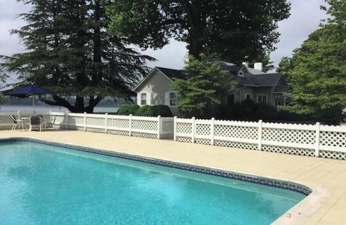 Cobbs Creek House | A slice of paradise on the Piantakank: pool, tennis court, private beach, dock