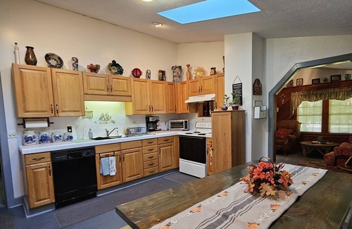 Conway Cottage | A Southern Cozy Resting Place private, 4 miles to River, 90, 22, Intnational Dr