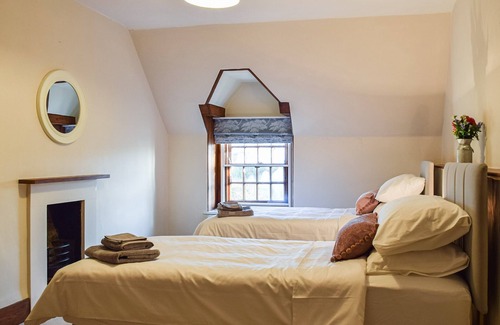 Middleton Cheney Cottage | A spacious country retreat surrounded by open fields and miles of footpaths from the doorstep.