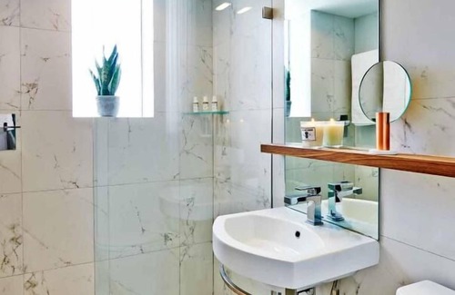 City Center Resort | A Spectacular Retreat in the Heart of South Beach! Pets Allowed! Swimming Pool!