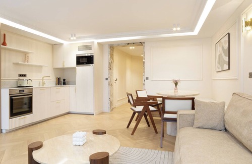 Gaillon Apartment | A Splendid 2-BR/2BA with Services in Opéra