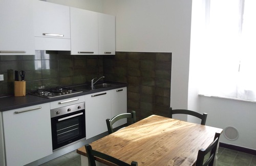 San Terenzo Apartment | A stone's throw from the beach and with private parking space