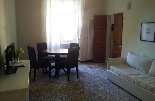 San Terenzo Apartment | A stone's throw from the beach and with private parking space