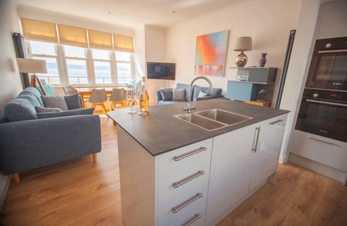 Mortehoe Apartment | A stunning 3 bedroom, 3 bathroom 1st floor apartment with superb seaviews opposite main beach!
