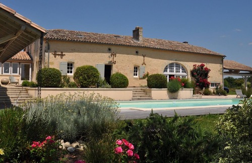 Saint-Vivien-de-Monsegur Villa | A stunning villa with great comfort and style.