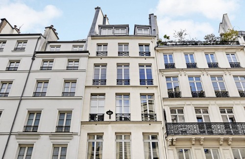 Paris City Center Apartment | A Sumptuous 2BR/2BA apartment in Louvre