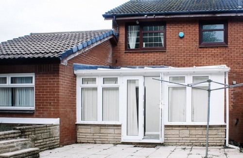 Glasgow House | A three bedroom apartment , with 2 bathrooms . Suitable for a group of 5/6