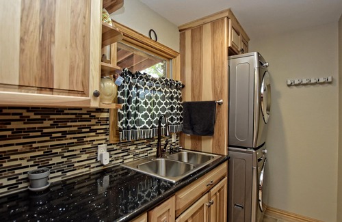 South Congress House | A touch of TX Hill Country-SOCO Austin, Big 5BR, SwimSPA-seats 10, Sauna, 7 Beds