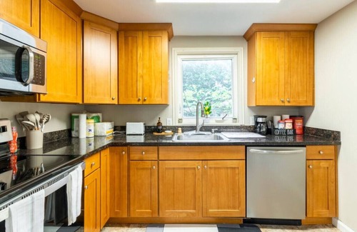 Issaquah House | A Tranquil Retreat in the Woods, 4minutes from downtown, close to everything