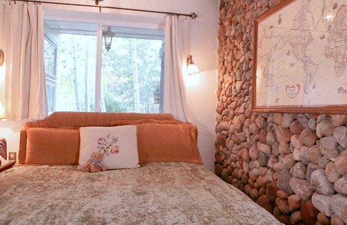 Woody Creek House | A tropical inn on the river