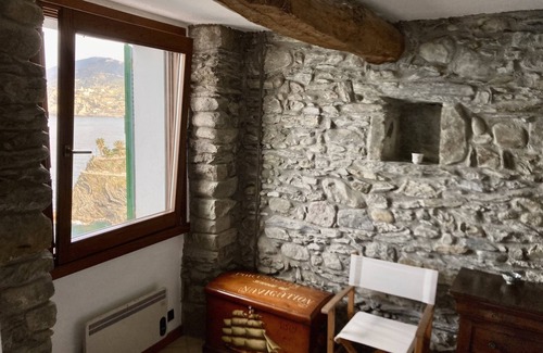 Manarola House | A typical Ligurian house in MANAROLA with roof terrace, sea views and AC.