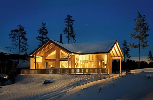 Kviteseid House | A unique and modernly furnished holiday villa! Quietly located with a view of Lake Vråvatn. Suitable for 8 people.