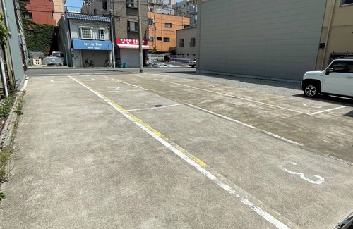 Minato House | A whole house is rented out. Bicycle parking with shutters for motorcycles. Conveniently located to Kaiyukan and Univa