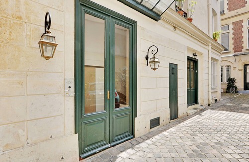 8th Arrondissement Apartment | A Wonderful 1-BR in the Champs Elysées