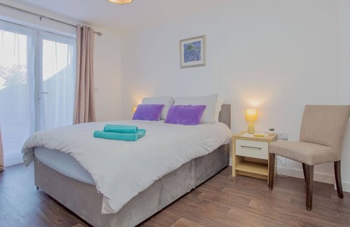 Peterborough House | A Wonderful three storey House in Hampton