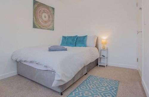 Peterborough House | A Wonderful three storey House in Hampton