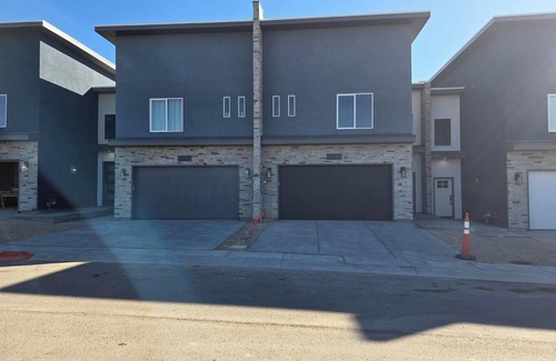 Elko House | A Wonderful Vacation on a BRANDNEW Modern Townhome! Peaceful, Charming, Spacious