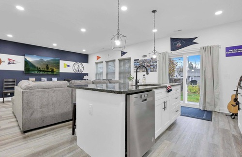 Buckeye Lake House | A Yachta fun: Spacious + Hot Tub, 2 Blocks to Lake