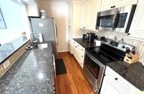 A-Zone House | A-Zone Rancher 1.5 blocks to the Beach and Shark Park!