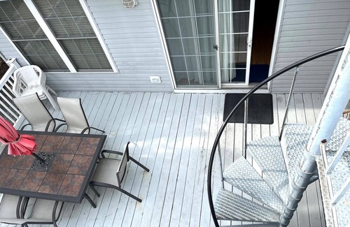 A-Zone House | A-Zone Rancher 1.5 blocks to the Beach and Shark Park!