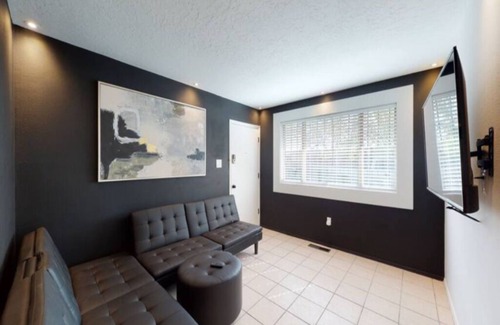 Fair West Apartment | A1 Beautiful and Modern Design with 2 King beds.