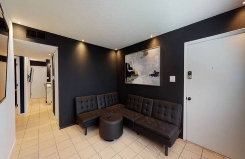 Fair West Apartment | A1 Beautiful and Modern Design with 2 King beds.