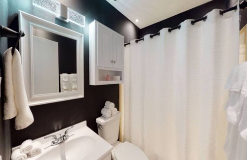 Fair West Apartment | A1 Beautiful and Modern Design with 2 King beds.