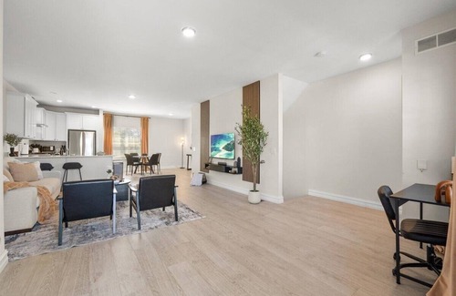 Bryant Pattengill West House | A2 Modern Townhome 9 mins to Campus & Stadium with Restaurants & Shopping Nearby