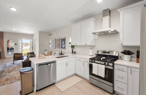 Bryant Pattengill West House | A2 Modern Townhome 9 mins to Campus & Stadium with Restaurants & Shopping Nearby