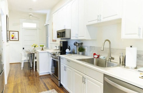 Cannonborough Elliotborough House | A3 at Saint Philip Square, One Block to King, Spacious Historic Stay