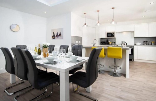 Muston House | Abalyne Beach House - Stunning 4 bedroom beach house, Sea views throughout, modern and bright house