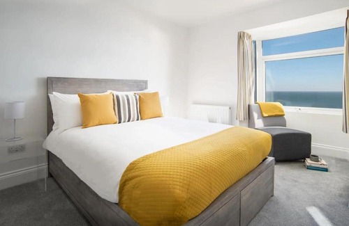 Muston House | Abalyne Beach House - Stunning 4 bedroom beach house, Sea views throughout, modern and bright house