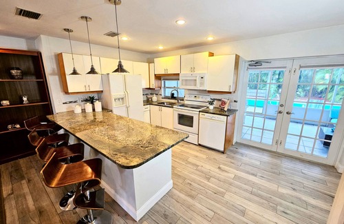 Florida North Atlantic Coast House | abc 4/3 Private, HEATED Pool Home, Minutes to Beaches, Stadium, Shopping, PGA!