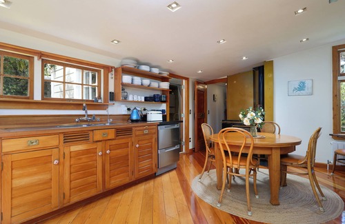 Britannia Heights Apartment | 'Abel Abode -Te Whare Rangi' - Private Room in Nelson Waterfront