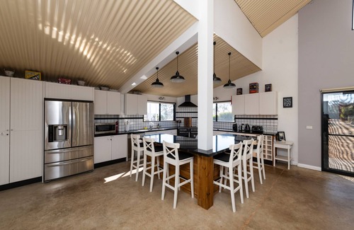 Curraweela House | Abercrombie Ridge - Lux BARN and Spa Retreat - Pet-friendly
