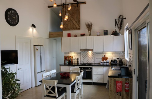 Curraweela House | Abercrombie Ridge - Lux LODGE and Spa Retreat - Pet-friendly