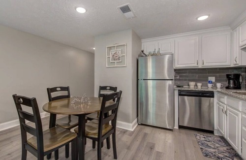 Pigeon Forge Condo | Above It All - Cozy Comfy, Balcony w/Wooded Mtn View 1br/1ba 3 Min. to Town!